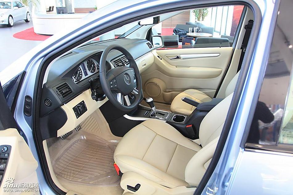 奔驰B级运动旅行车到店实拍