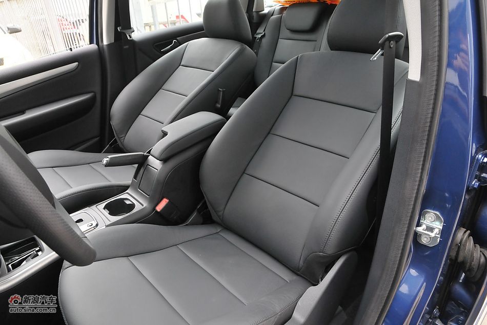 奔驰B200时尚型内饰