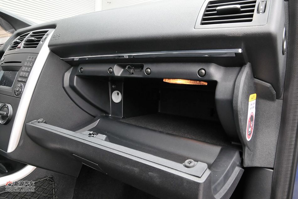 奔驰B200时尚型内饰