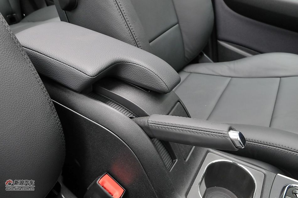 奔驰B200时尚型内饰