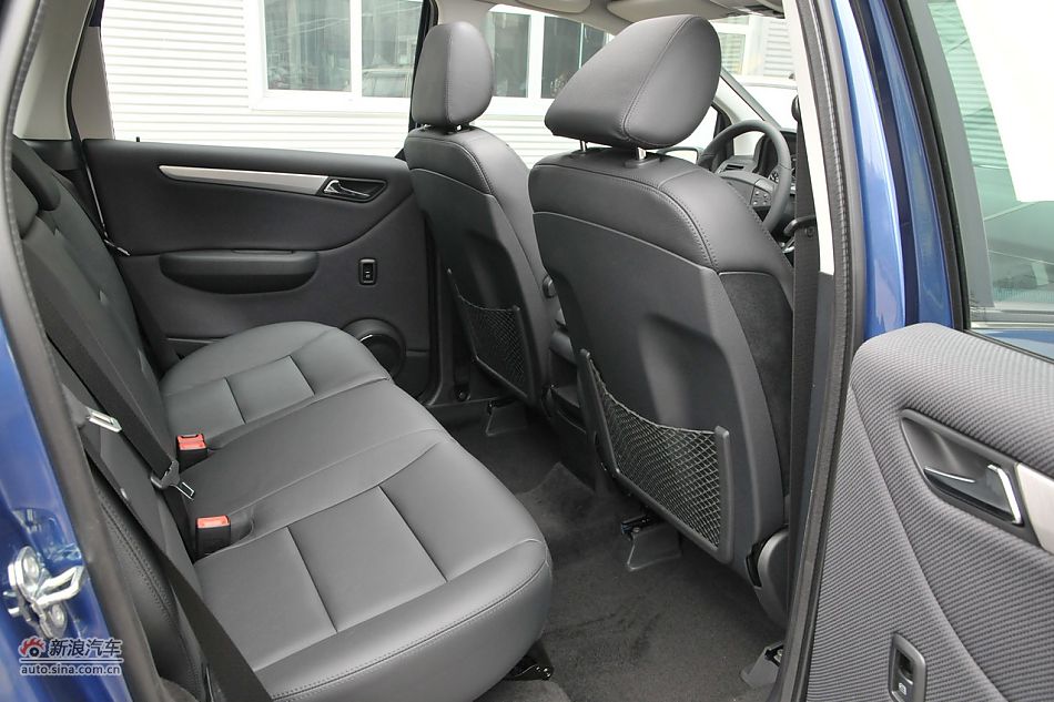 奔驰B200时尚型内饰