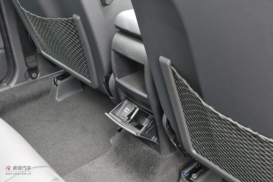 奔驰B200时尚型内饰