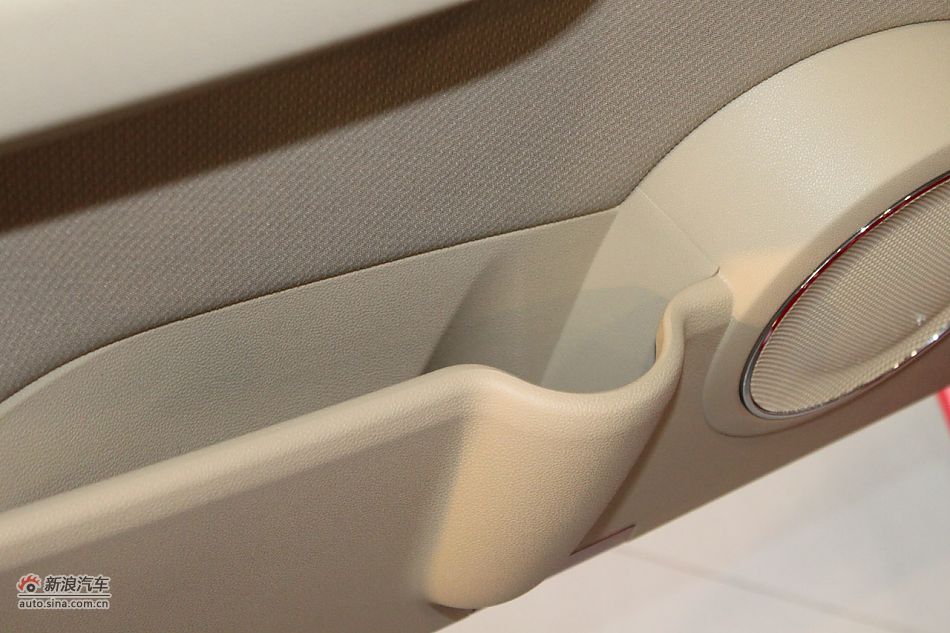 奔驰B200时尚型内饰