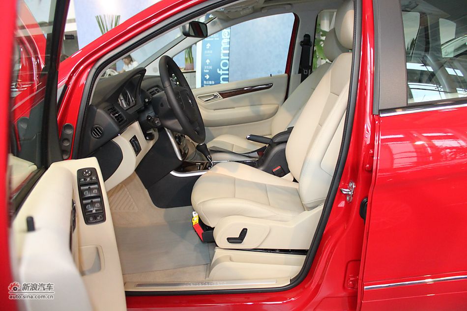 奔驰B200时尚型内饰