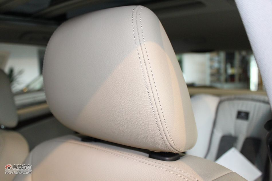 奔驰B200时尚型内饰