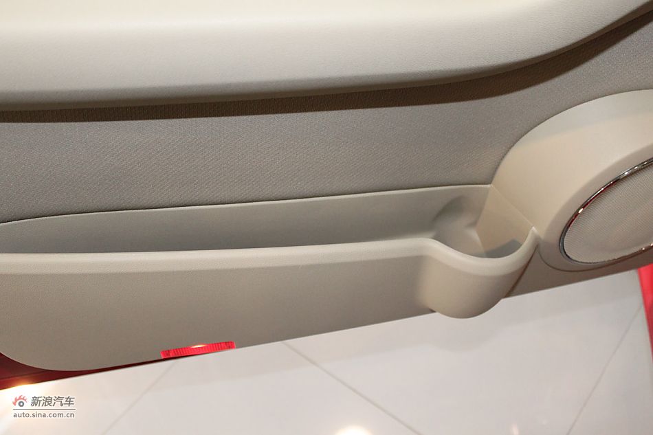 奔驰B200时尚型内饰