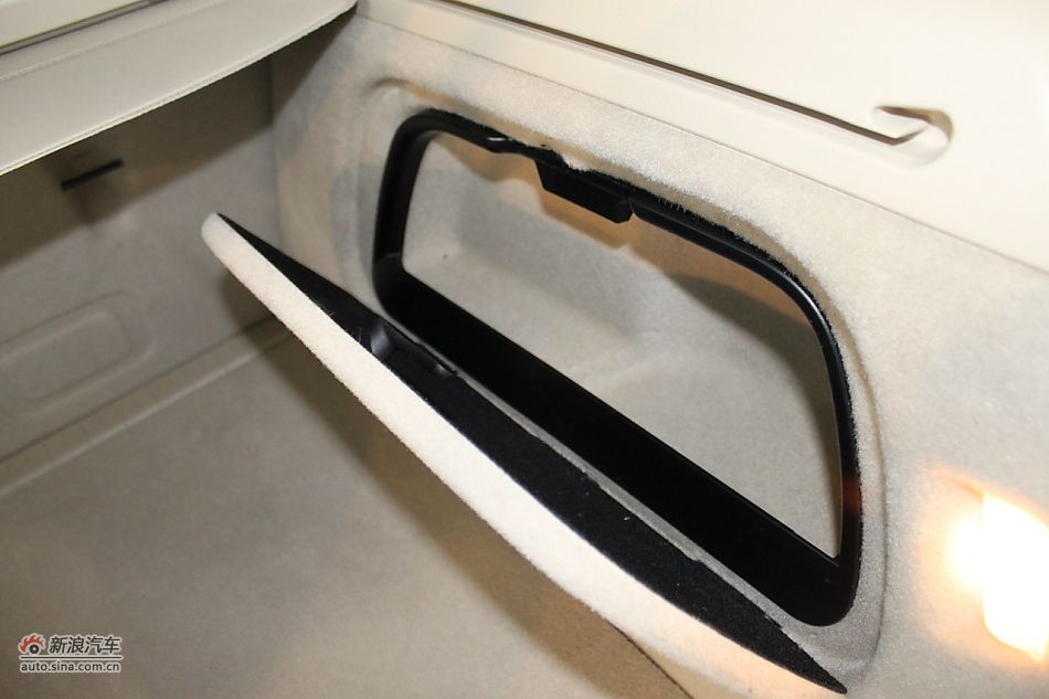 后备箱、发动机及悬挂