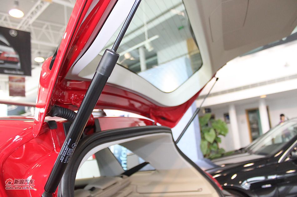 后备箱、发动机及悬挂