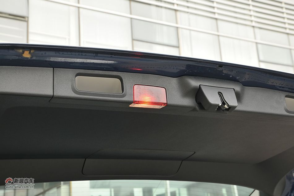 后备箱、发动机及悬挂