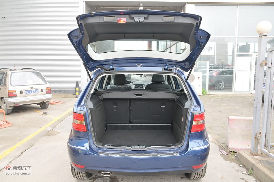 后备箱、发动机及悬挂