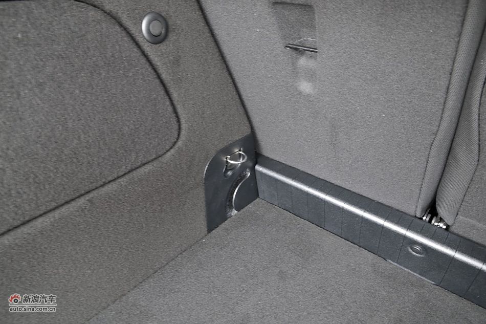 后备箱、发动机及悬挂