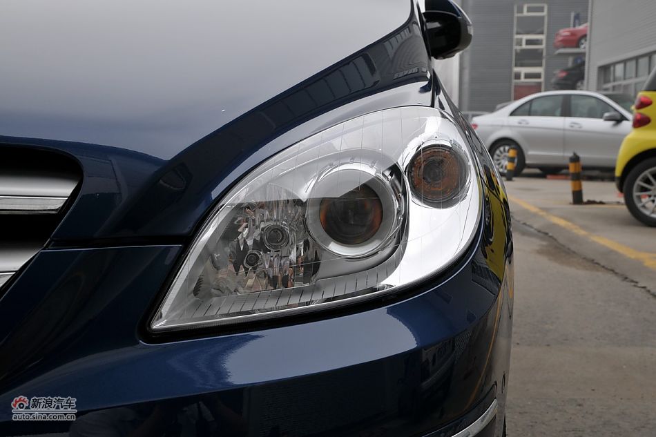 奔驰B200时尚型外观