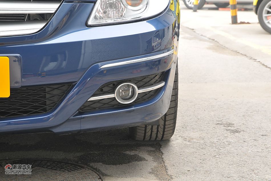 奔驰B200时尚型外观