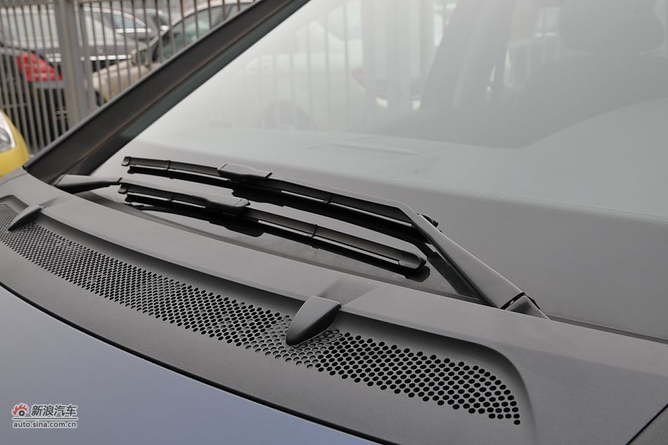 奔驰B200时尚型外观