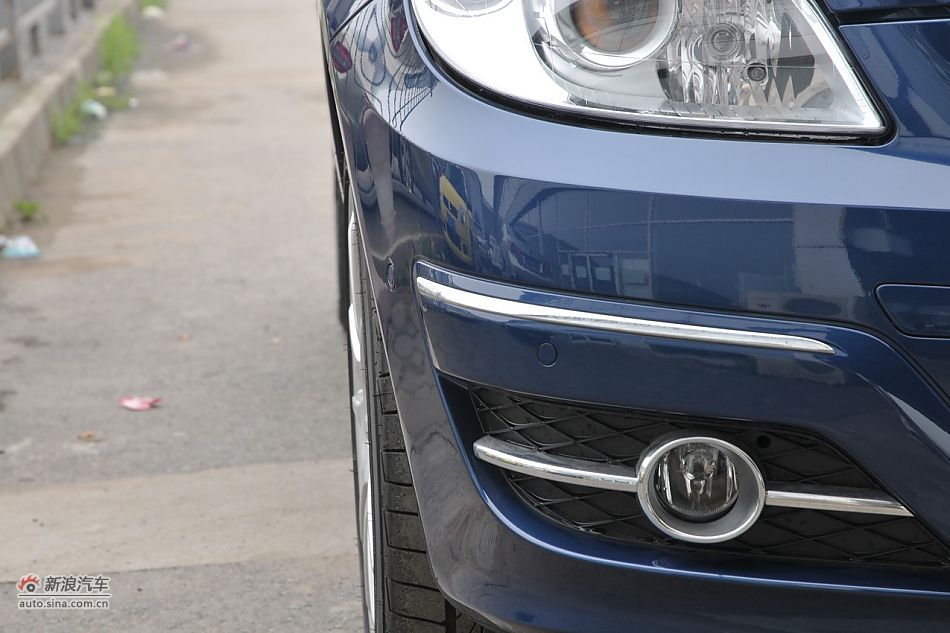 奔驰B200时尚型外观