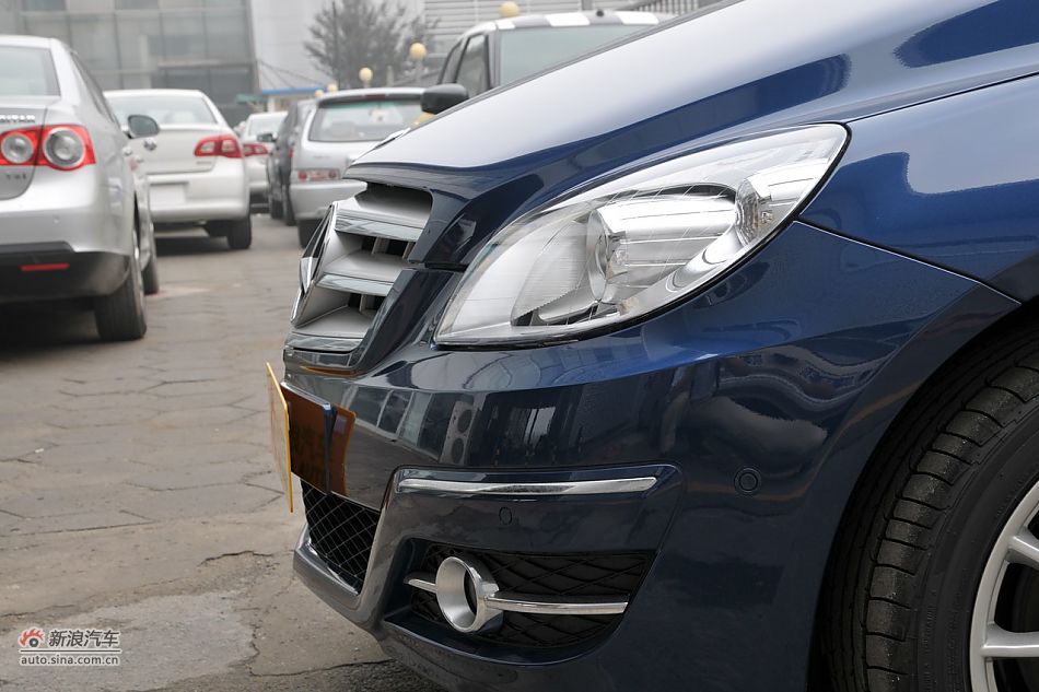 奔驰B200时尚型外观