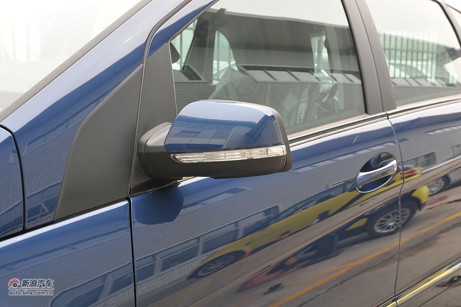 奔驰B200时尚型外观