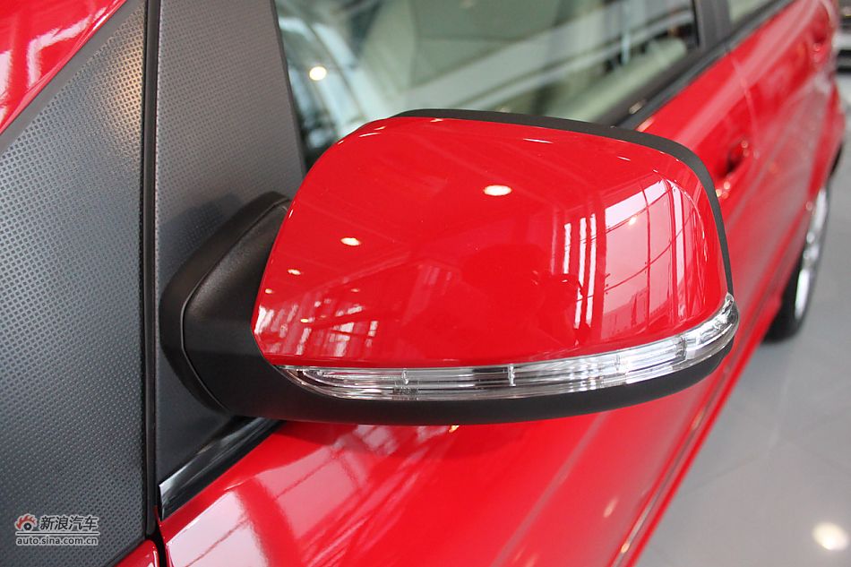 奔驰B200时尚型外观