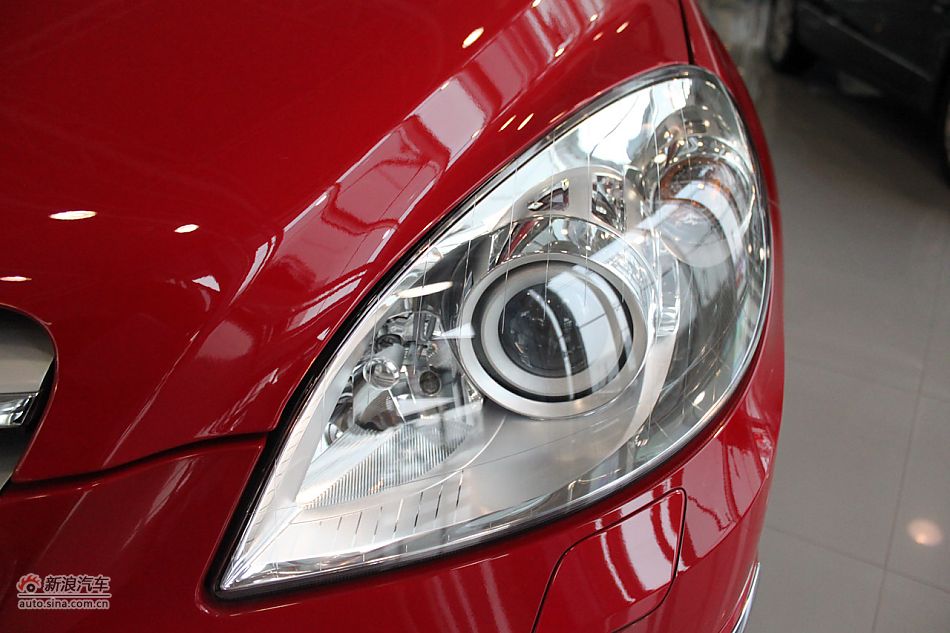 奔驰B200时尚型外观