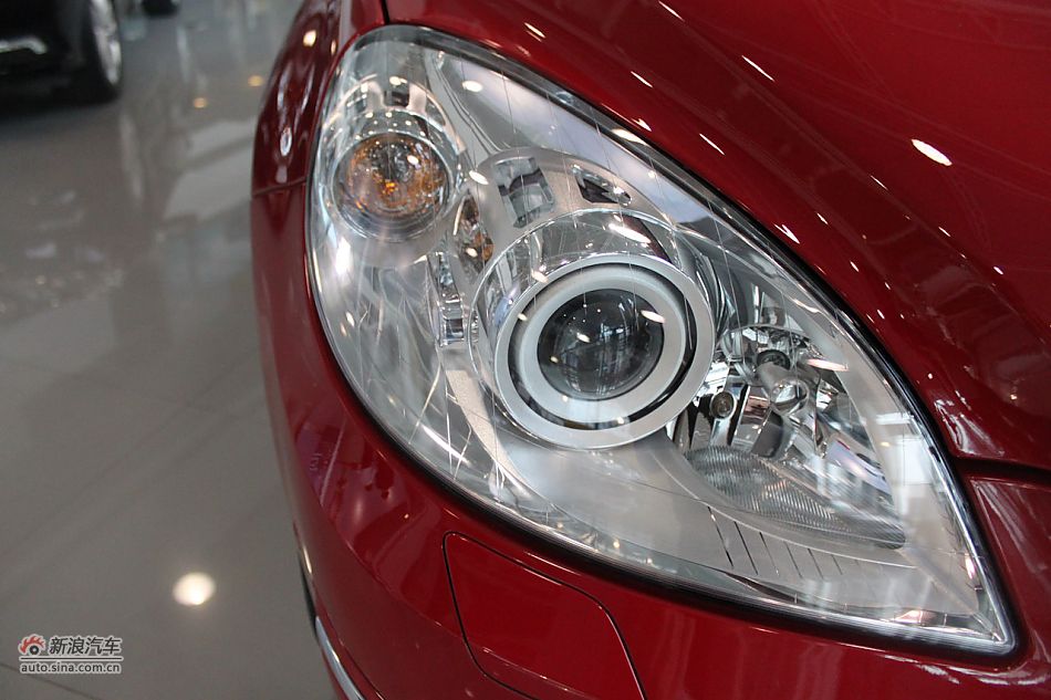 奔驰B200时尚型外观