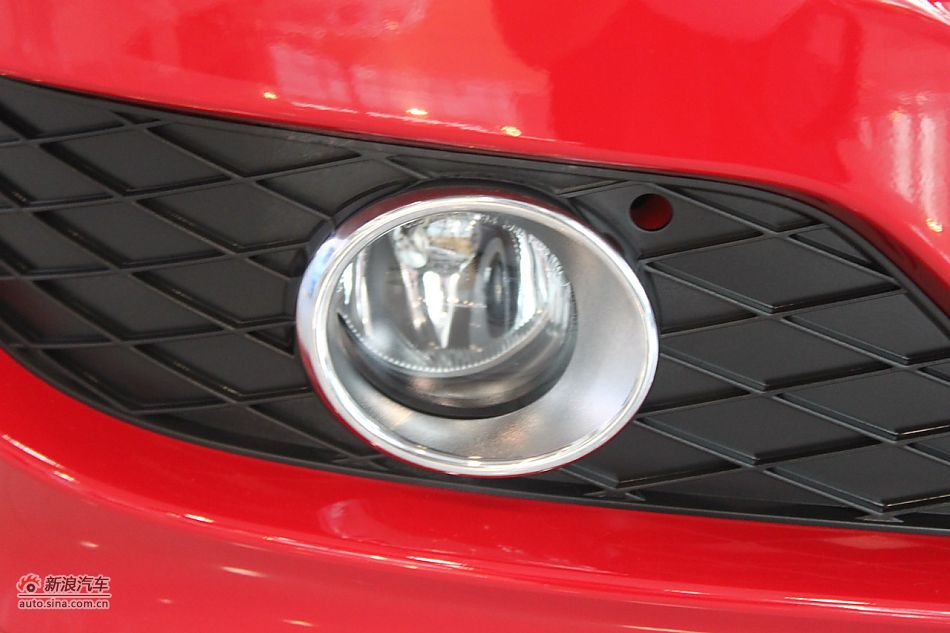 奔驰B200时尚型外观