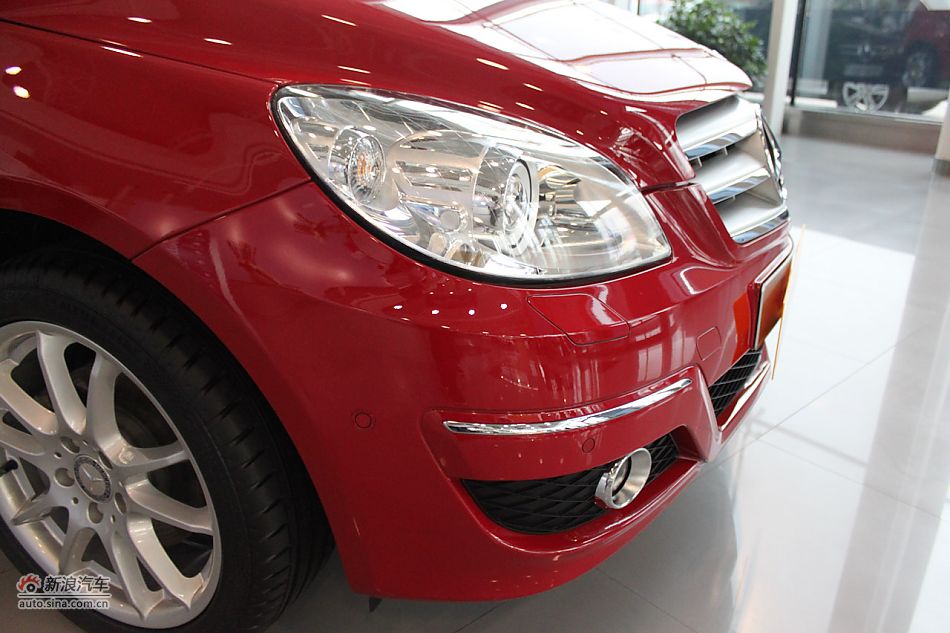 奔驰B200时尚型外观