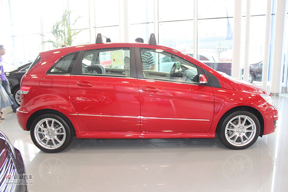 奔驰B200时尚型外观