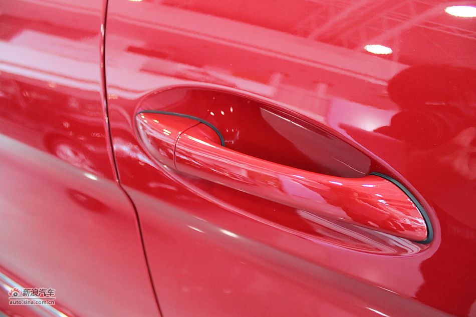 奔驰B200时尚型外观