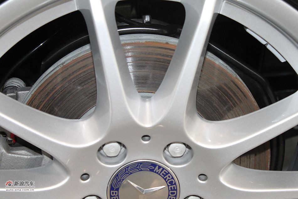 后备箱、发动机及悬挂