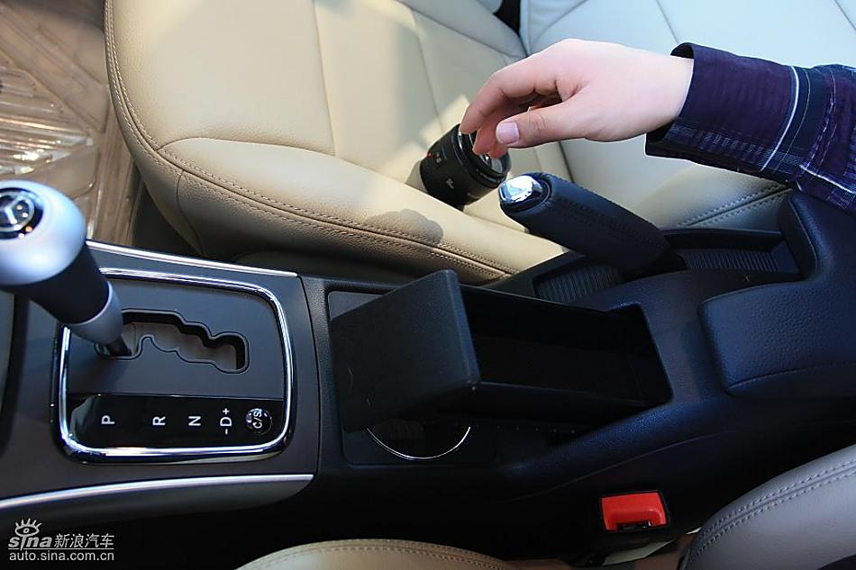 奔驰B级运动旅行车到店实拍