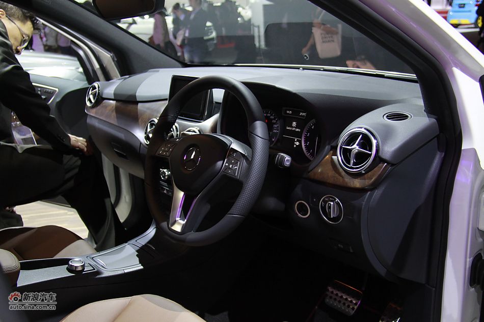 梅赛德斯-奔驰B180