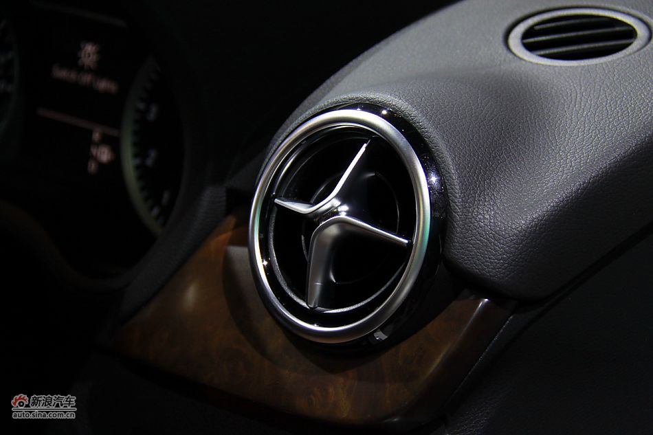 梅赛德斯-奔驰B180