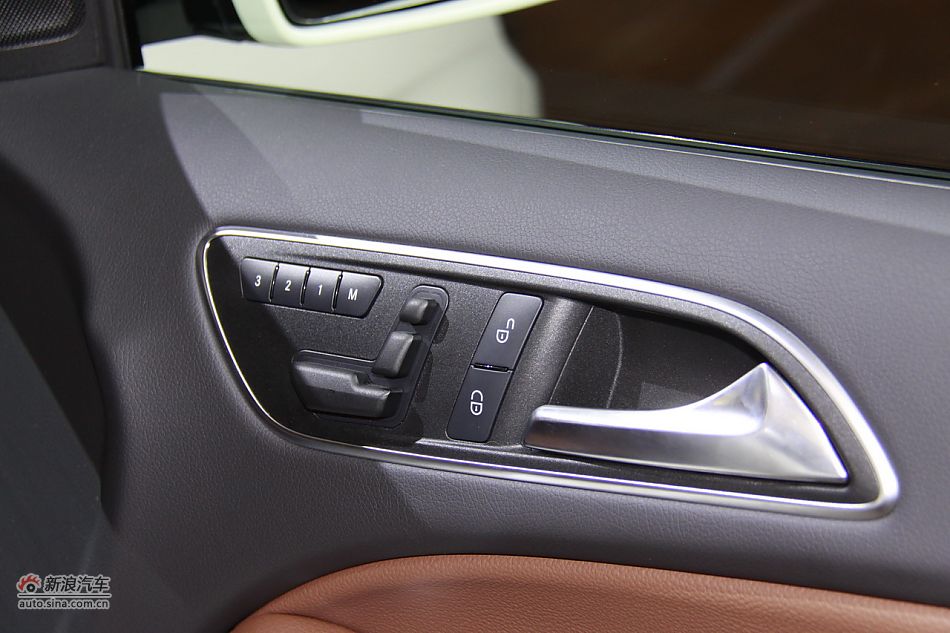 梅赛德斯-奔驰B180