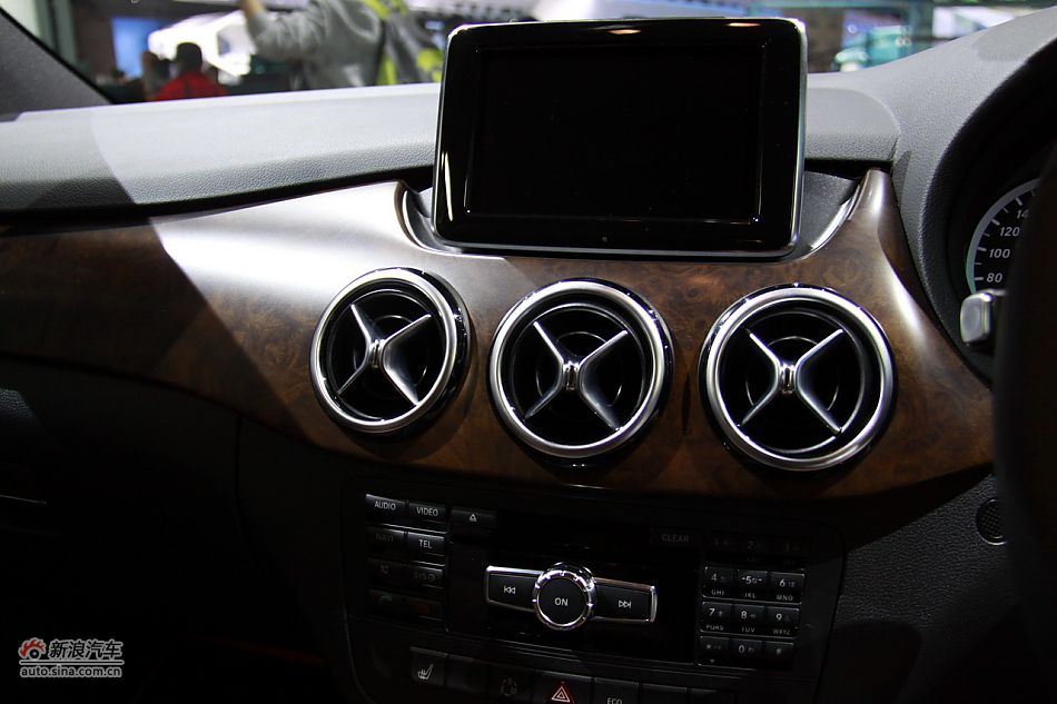 梅赛德斯-奔驰B180