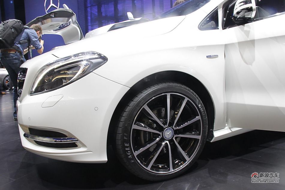 奔驰新B200