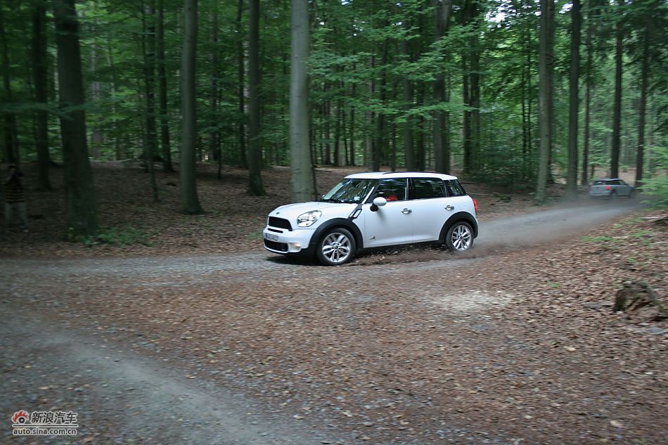 MINI Countryman砂石路动态
