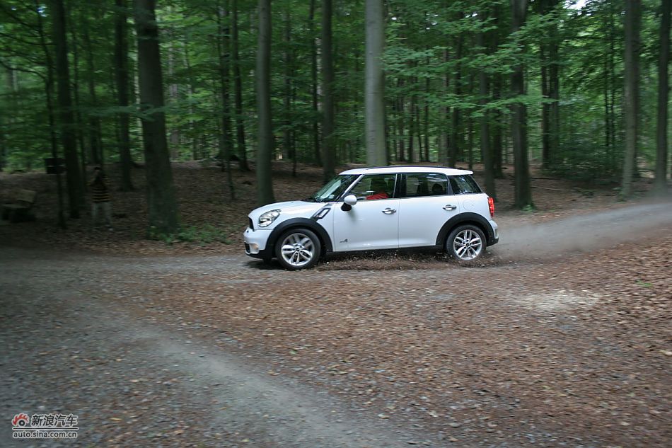 MINI Countryman砂石路动态