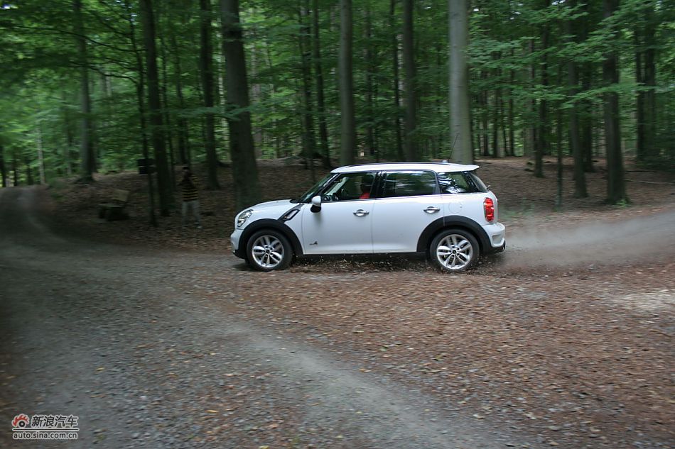 MINI Countryman砂石路动态