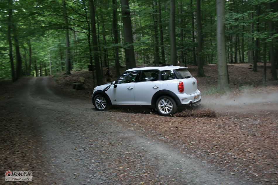 MINI Countryman砂石路动态
