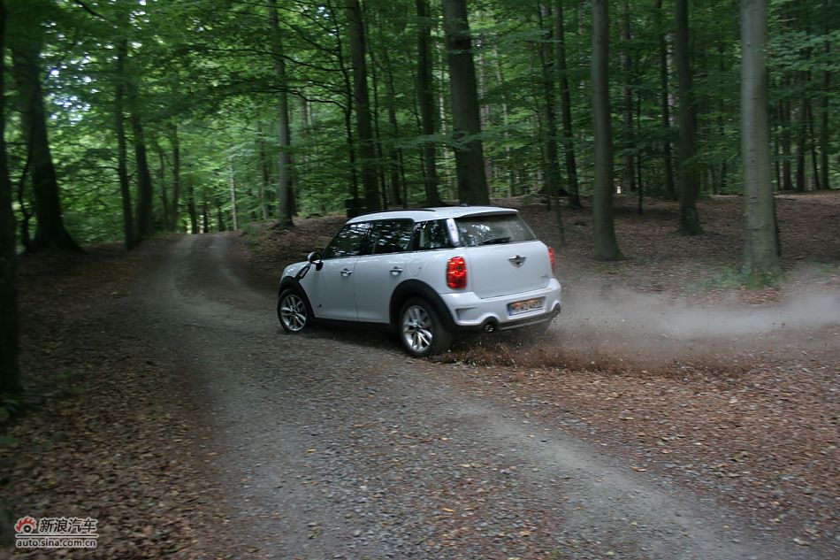 MINI Countryman砂石路动态
