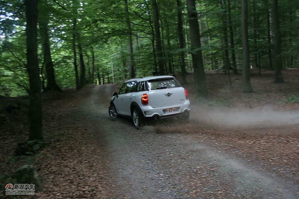 MINI Countryman砂石路动态