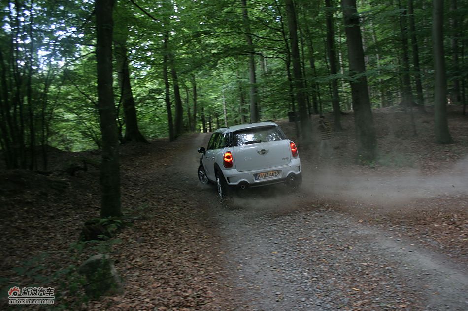 MINI Countryman砂石路动态