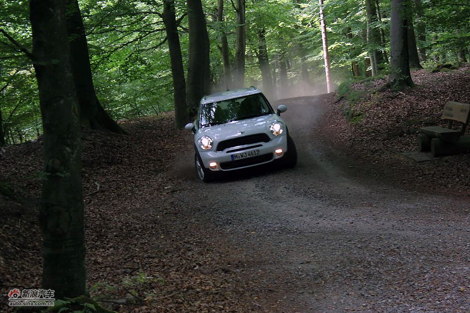 MINI Countryman砂石路动态