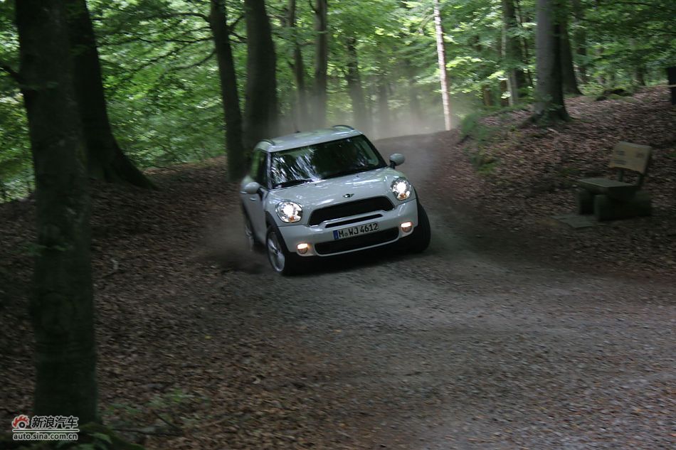 MINI Countryman砂石路动态