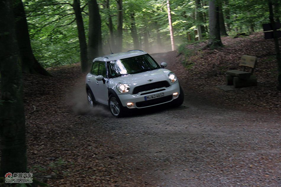 MINI Countryman砂石路动态