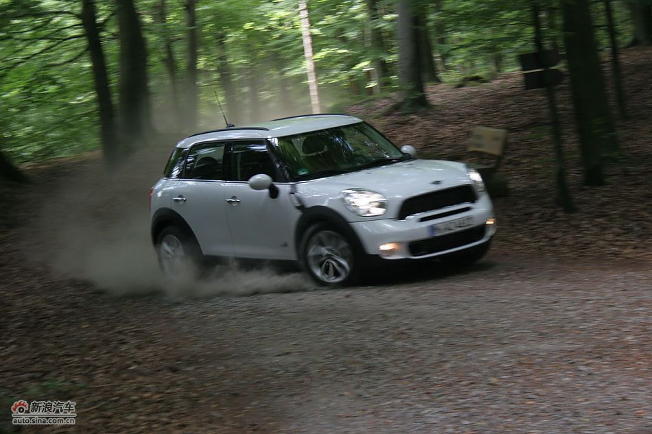MINI Countryman砂石路动态