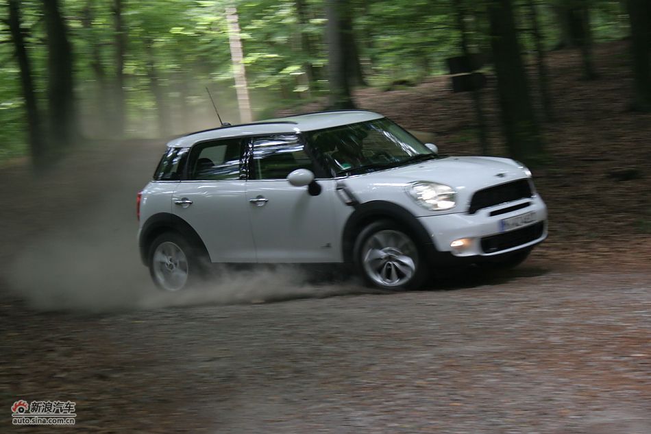 MINI Countryman砂石路动态