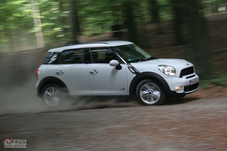 MINI Countryman砂石路动态