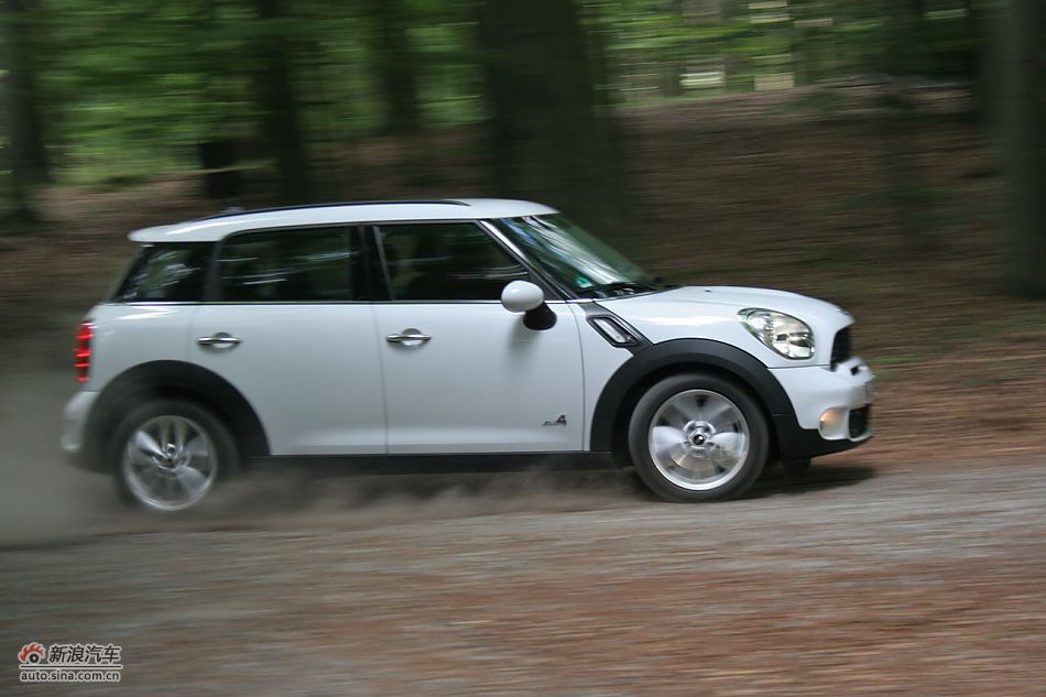 MINI Countryman砂石路动态