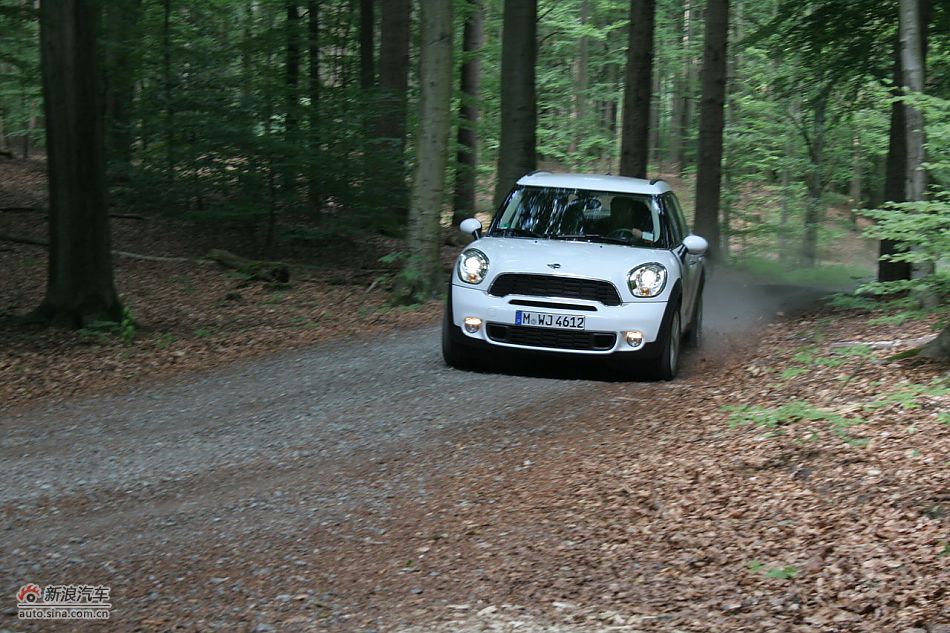 MINI Countryman砂石路动态